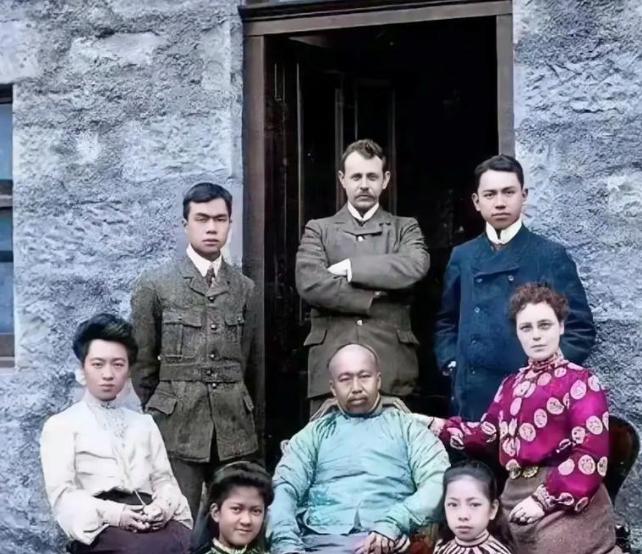 1927年3月，康有为在青岛宴请宾客后，当晚腹痛不止，不久暴毙身亡，终年70岁。