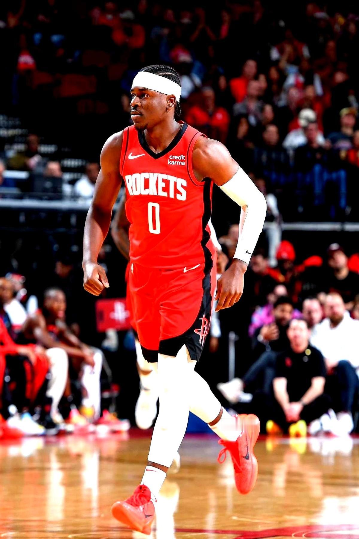 火箭的霍勒迪，真是给点阳光就灿烂。之前谁能想到，这个替补席上的小个子后卫能打