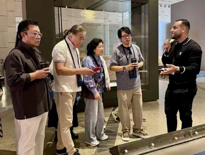 朗朗带爸妈参观埃及博物馆，朗爸扎小辫超个性，朗妈看起来很年轻朗朗带着爸妈参观埃