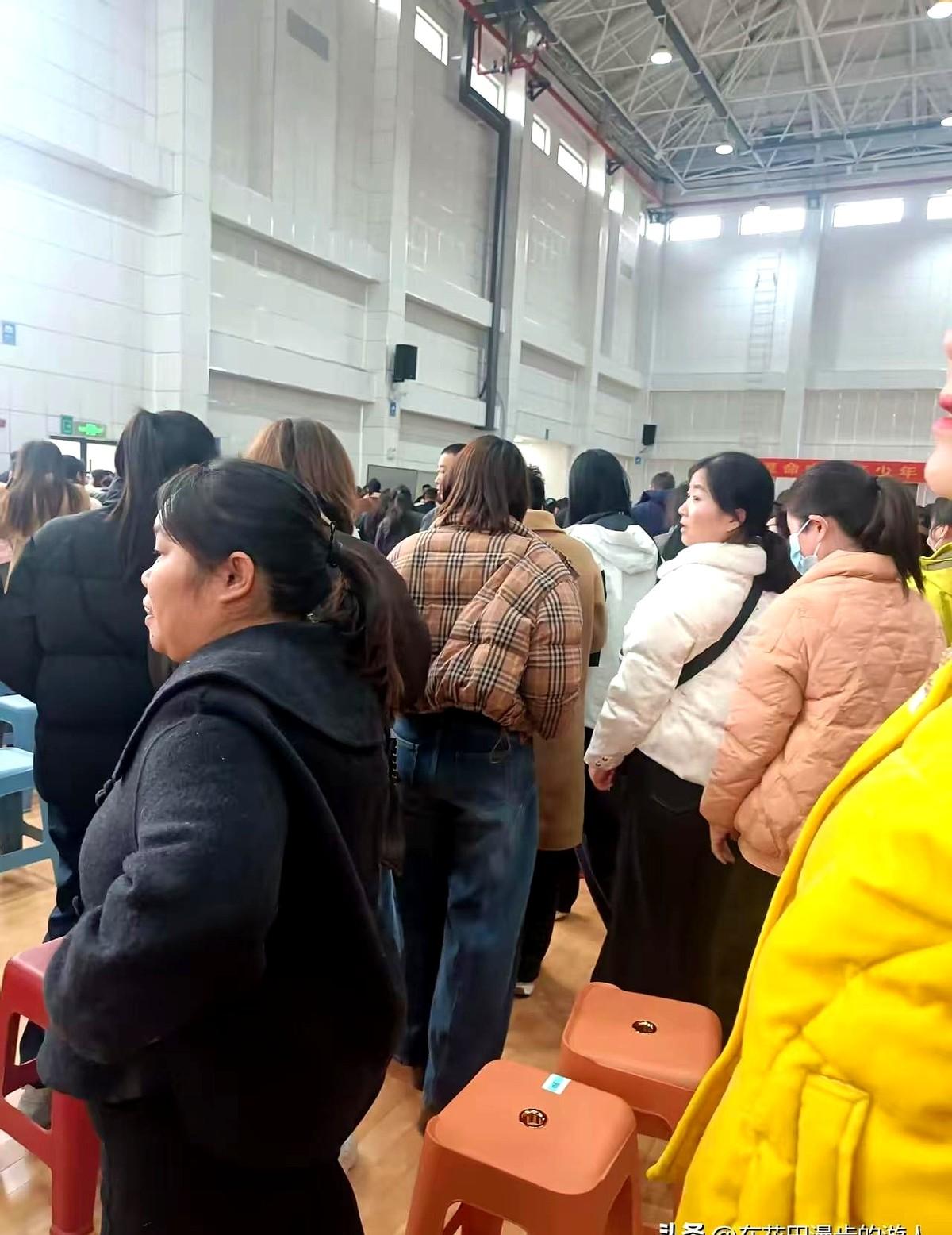 初中生考试完开家长会，很多家长到四十多岁。是他们这几个人说的，一直夸我不变还是