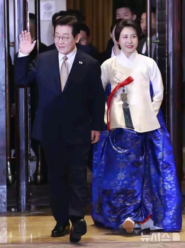 要说选老婆，李在明最有眼光了。金惠景可比金建希会穿衣服多了。出访第二日，金惠