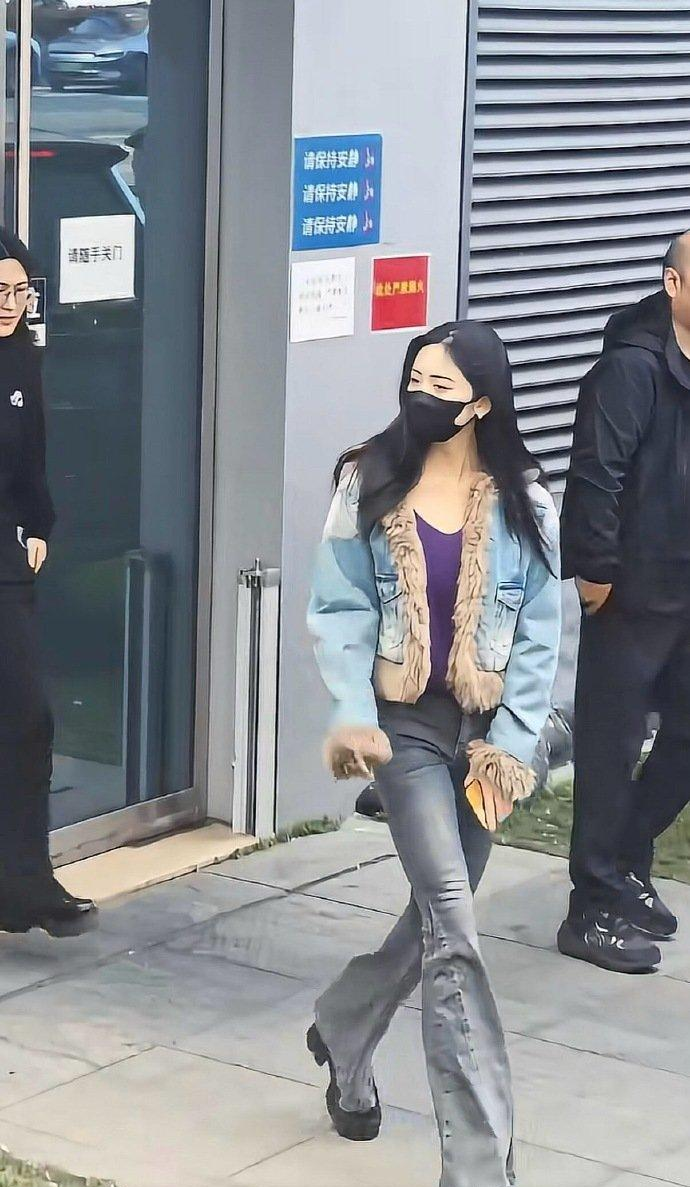 沈月这身穿搭，直接把“姐系”两个字写脸上。喇叭裤一穿，腿长两米不是梦...