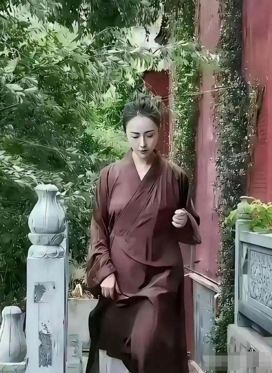 僧尼神圣不可侵犯！现在不但街头假尼姑横行，网络上拍佛系人设的短视频也多