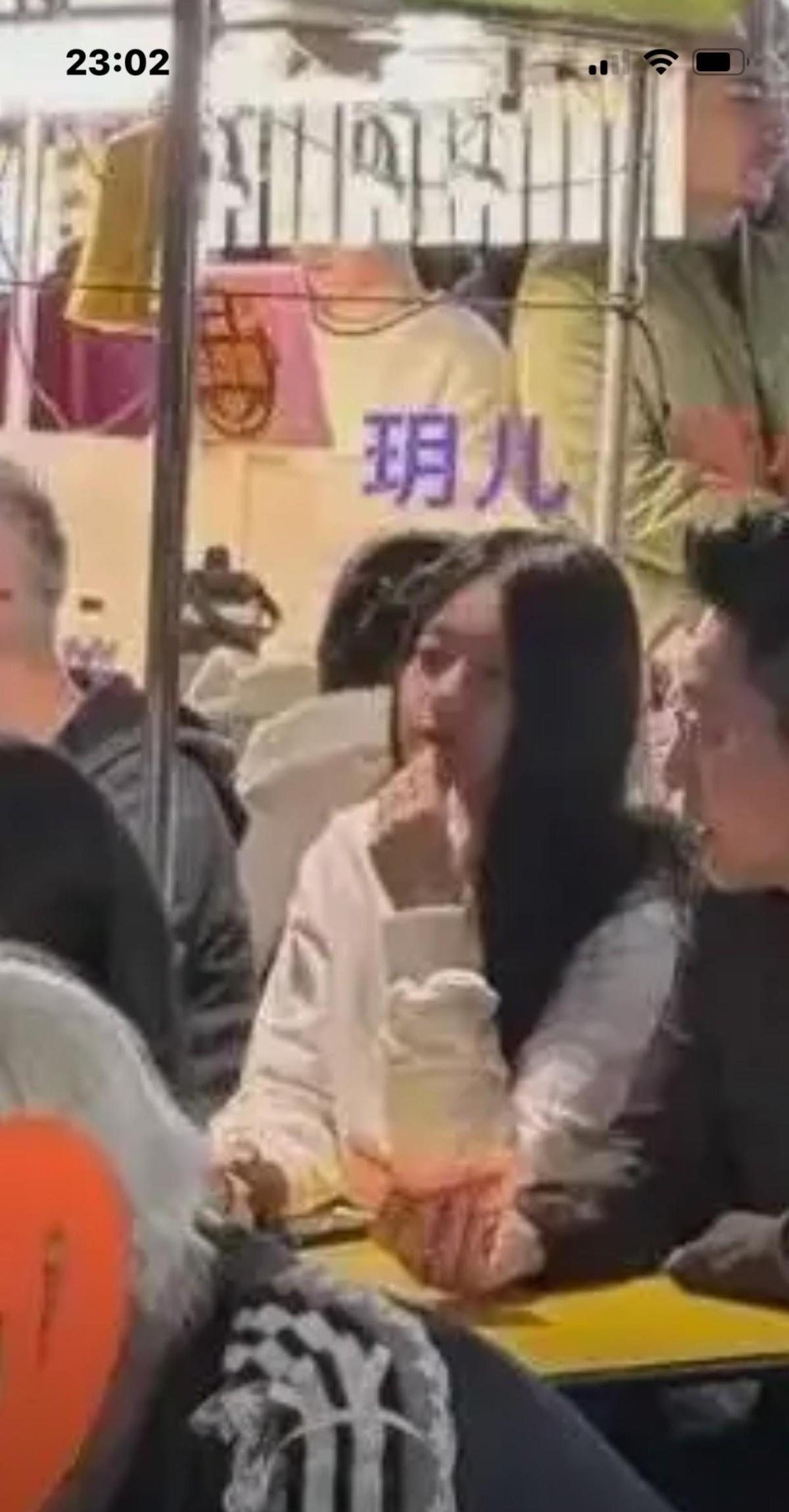玥儿曝光了，安静得让人心疼。小S家的二女儿，怎么活成了大S的翻版？这孩子乖巧