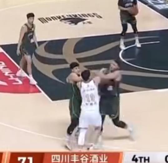 四川队左朕年在双方握手不打之际最后投了一个三分球，引起南京同曦的赵柏清指责，双方