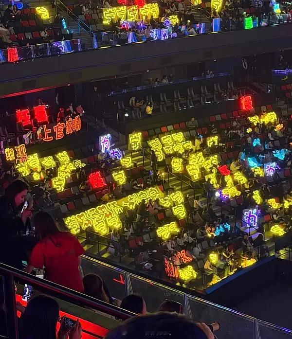 尖叫之夜最大乐子来了，全是幽灵灯牌