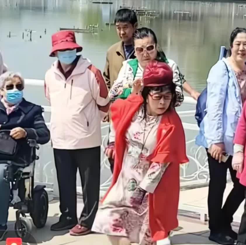 这个天津的花姐这么好意思吗？她难道不看评论吗？天津花姐这事儿挺迷的。她在