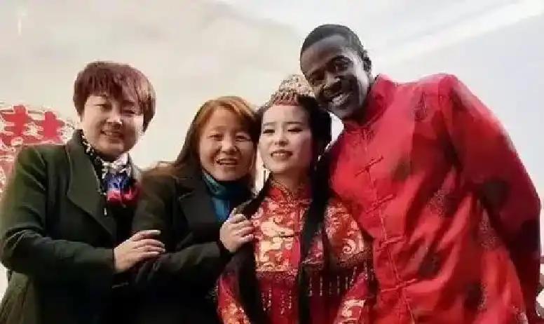 法学界陈枫表态，当下强化外嫁女性的相关管理工作已经迫在眉睫。他提出明确建议，但凡