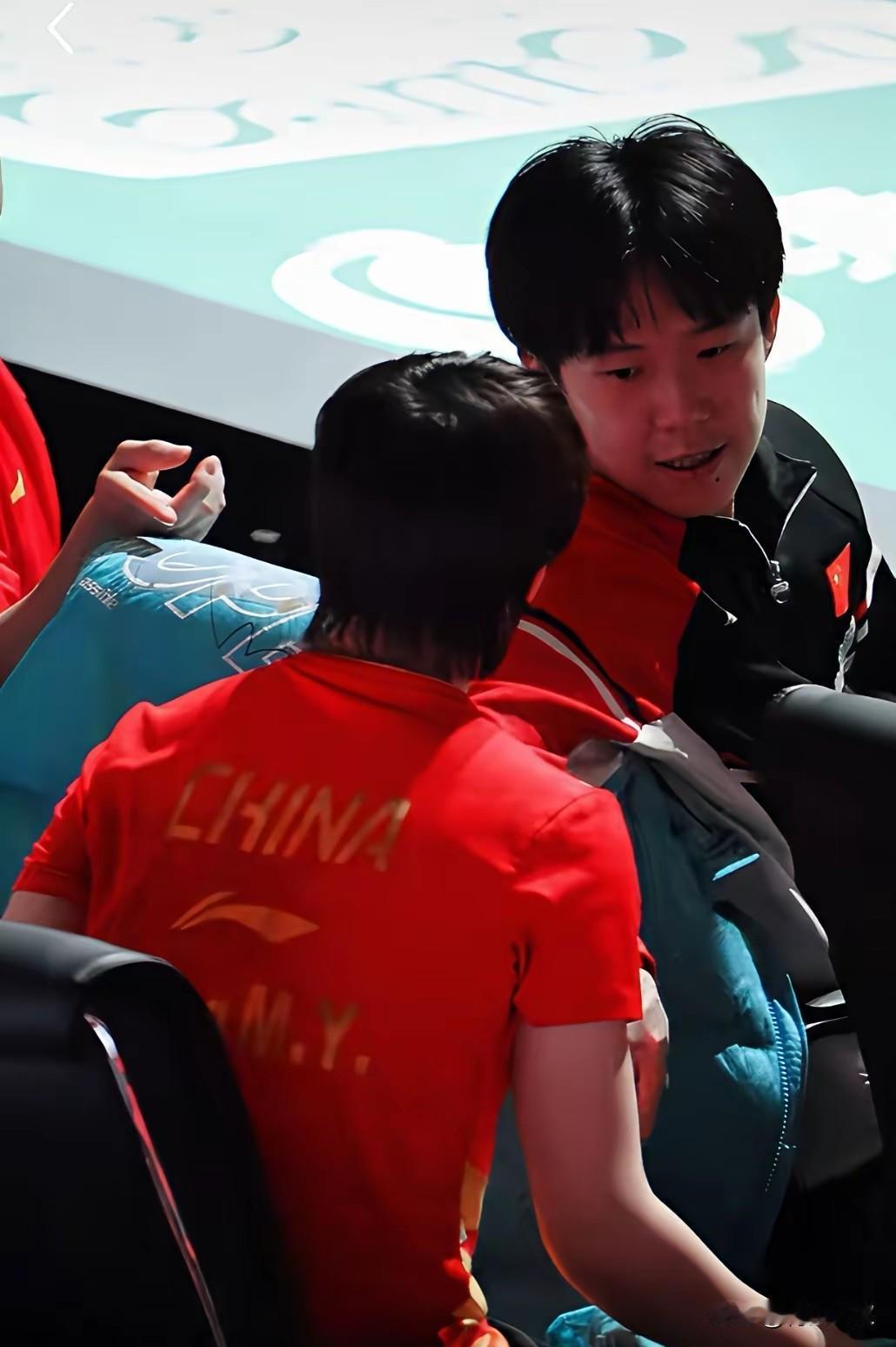 笑死我了！头哥帮鳗鱼找裤子！头哥说:就在后面那一堆里！你扒拉着找找！大迪