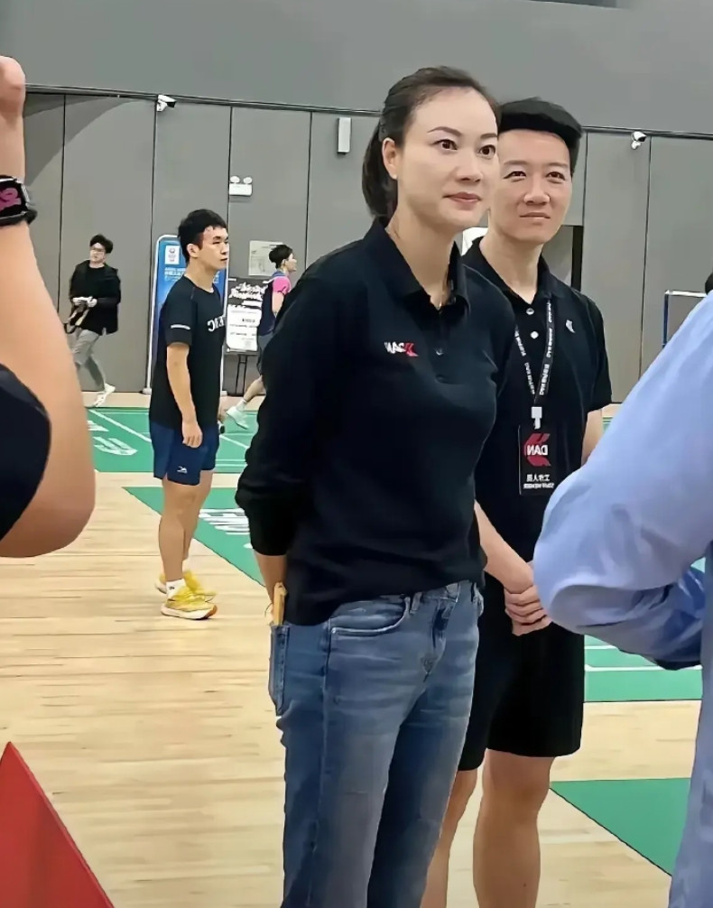 这是哪位领导，看上去级别地位很高
