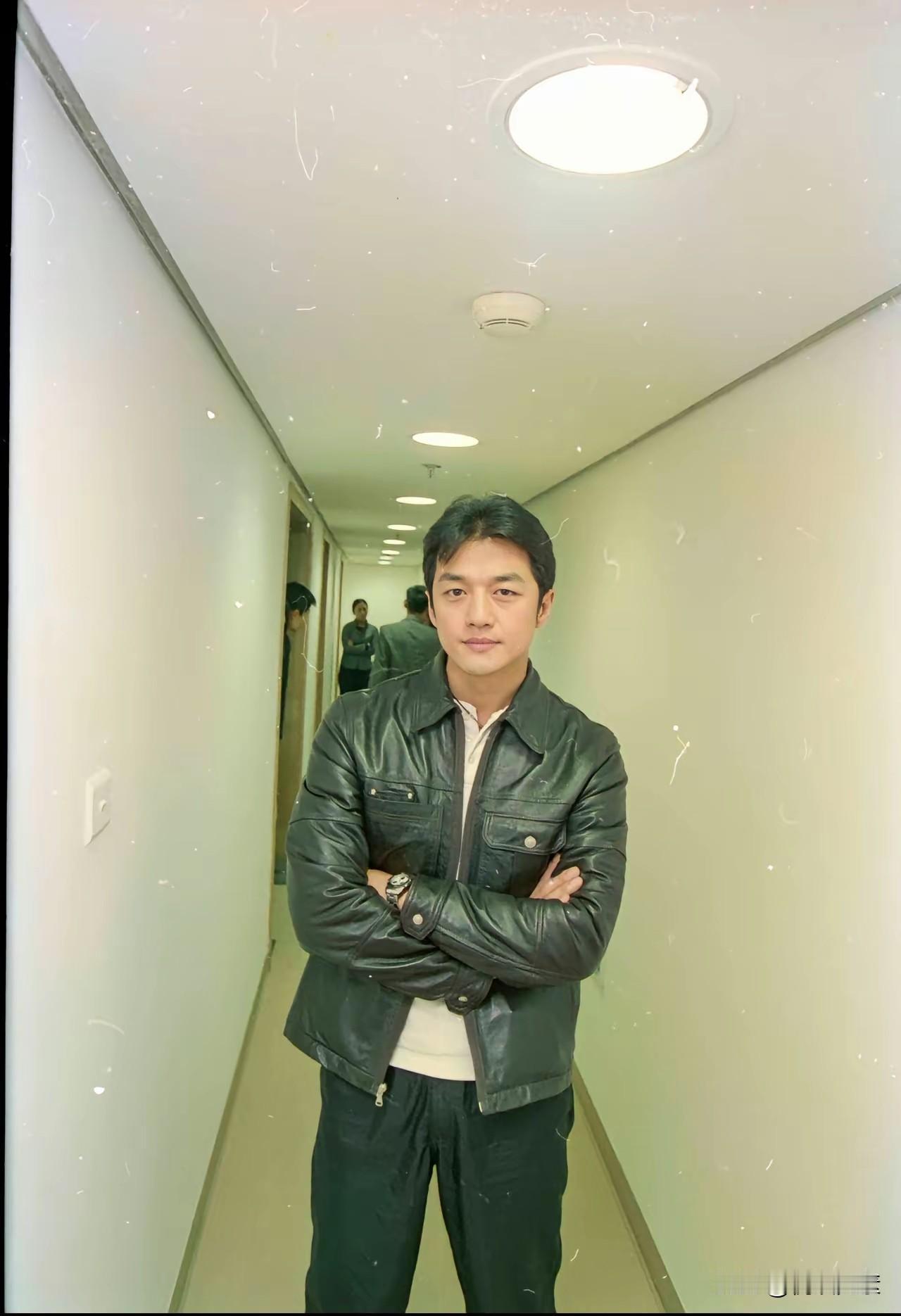 李亚鹏年轻时候确实帅，身材高大威猛有男人味，难怪天后王菲当年看上他。就是颜值