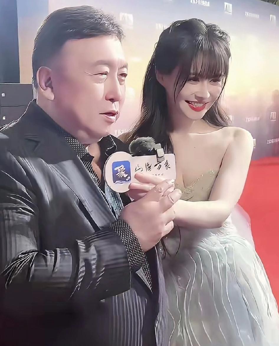 王晶对00后的晶女郎云千千真是宠爱有加，不愧是他一心要捧的人。每次出席活动必然