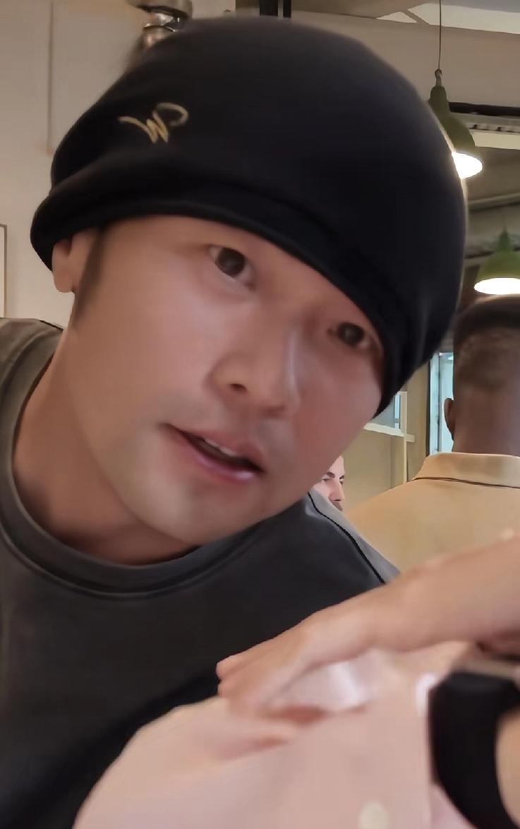 4月23日，周杰伦一回到墨尔本眼袋就不那么浮肿了，胡子刮了显年轻不少，而他在南宁