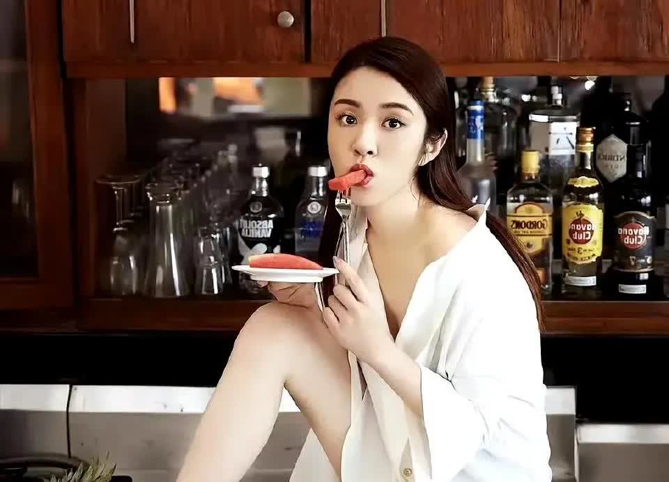 现在全网最郁闷应该是王晓晨吧不是因为最近作品少了，也不是因为外界对她的评
