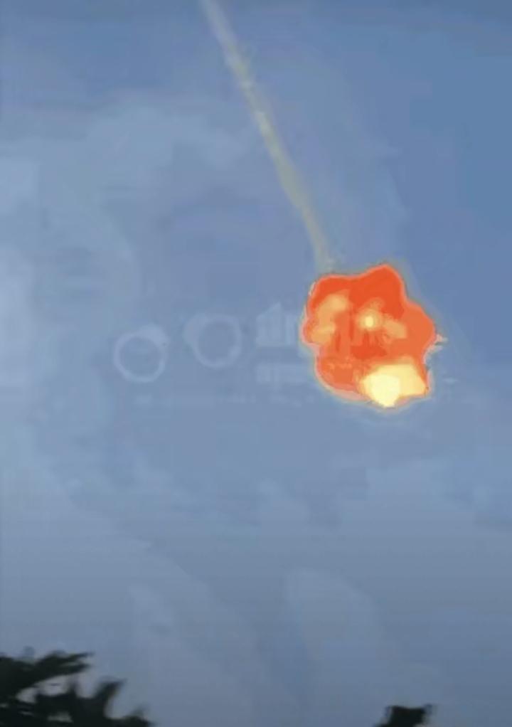 在第聂泊德的上空突然间发出一声巨大的响声，人们抬头一看，看见了一架俄罗斯的沙赫德