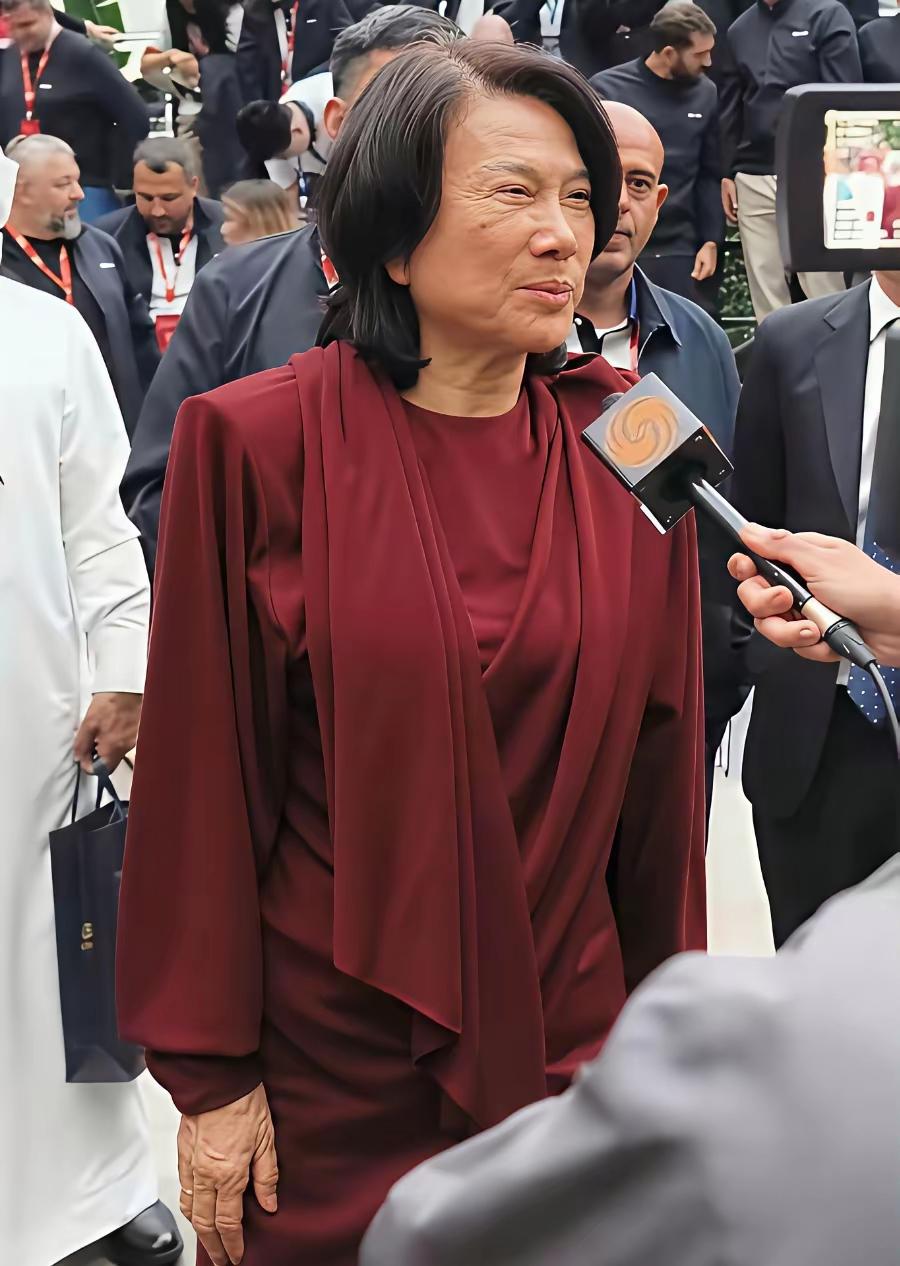 出生于1954年的成龙大哥，看到你真的老了，不再年轻，也不再风流倜傥！不过他