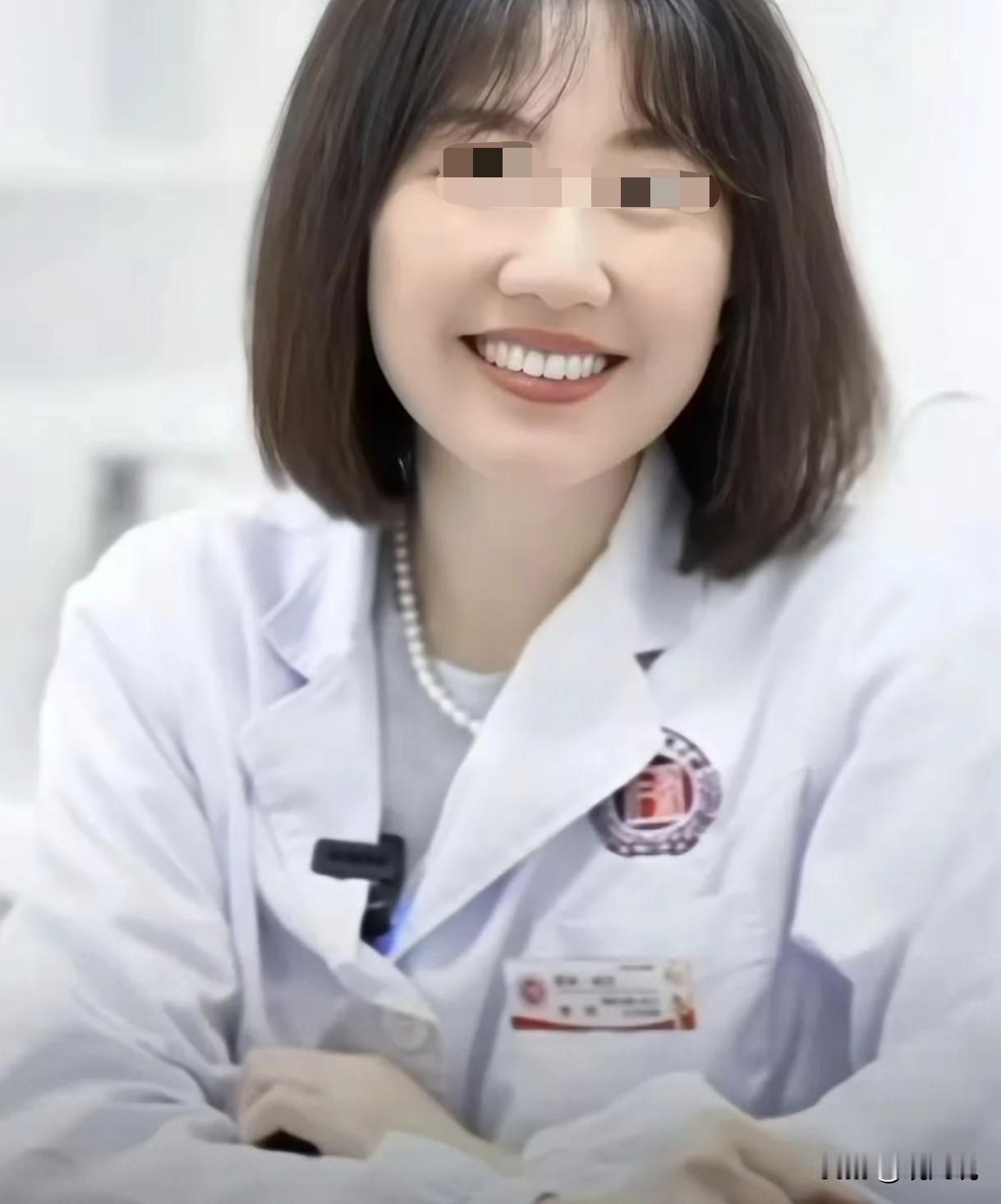 曾医生打破了博士里面无美女的传言。她外形靓丽，很知性，是博士，并且还出国交流过，