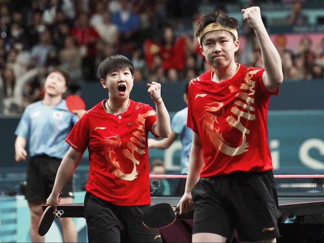 王楚钦孙颖莎以绝对优势斩获《体育周刊》评选的“年度最佳组合”奖项，成为乒坛首对获
