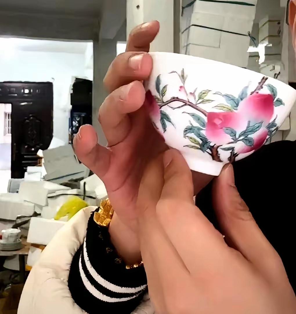 我没有买过熊某任何一件东西，因为我不相信她，总感觉她缺乏道德约束，对恩人都无情无