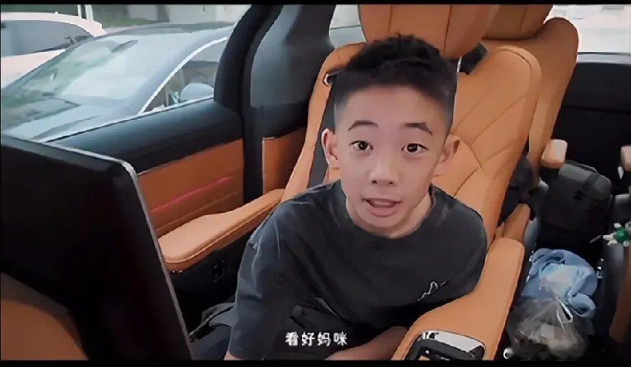 陈小春的儿子透露：“爸爸已经一个多月没回家啦。”每次打电话，爸爸说的几乎就三件