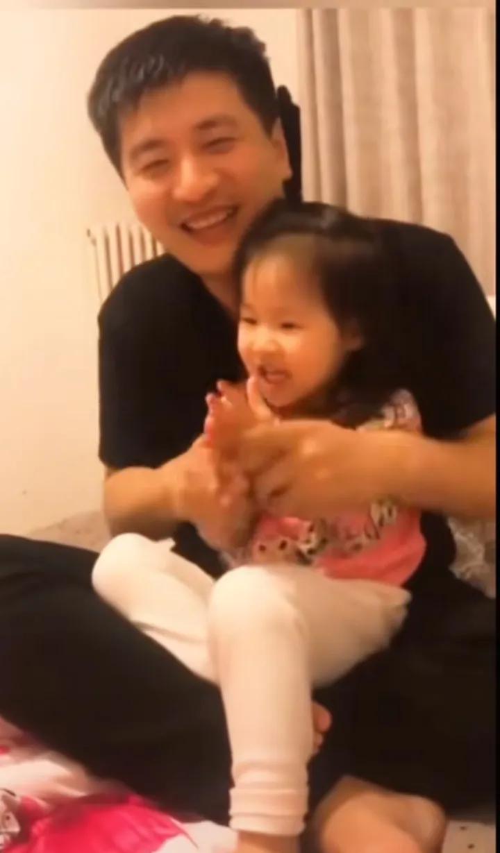 李丽婧还是太软弱了，当初一家三口也很幸福，不应该放手的。经过别人介绍，张雪峰