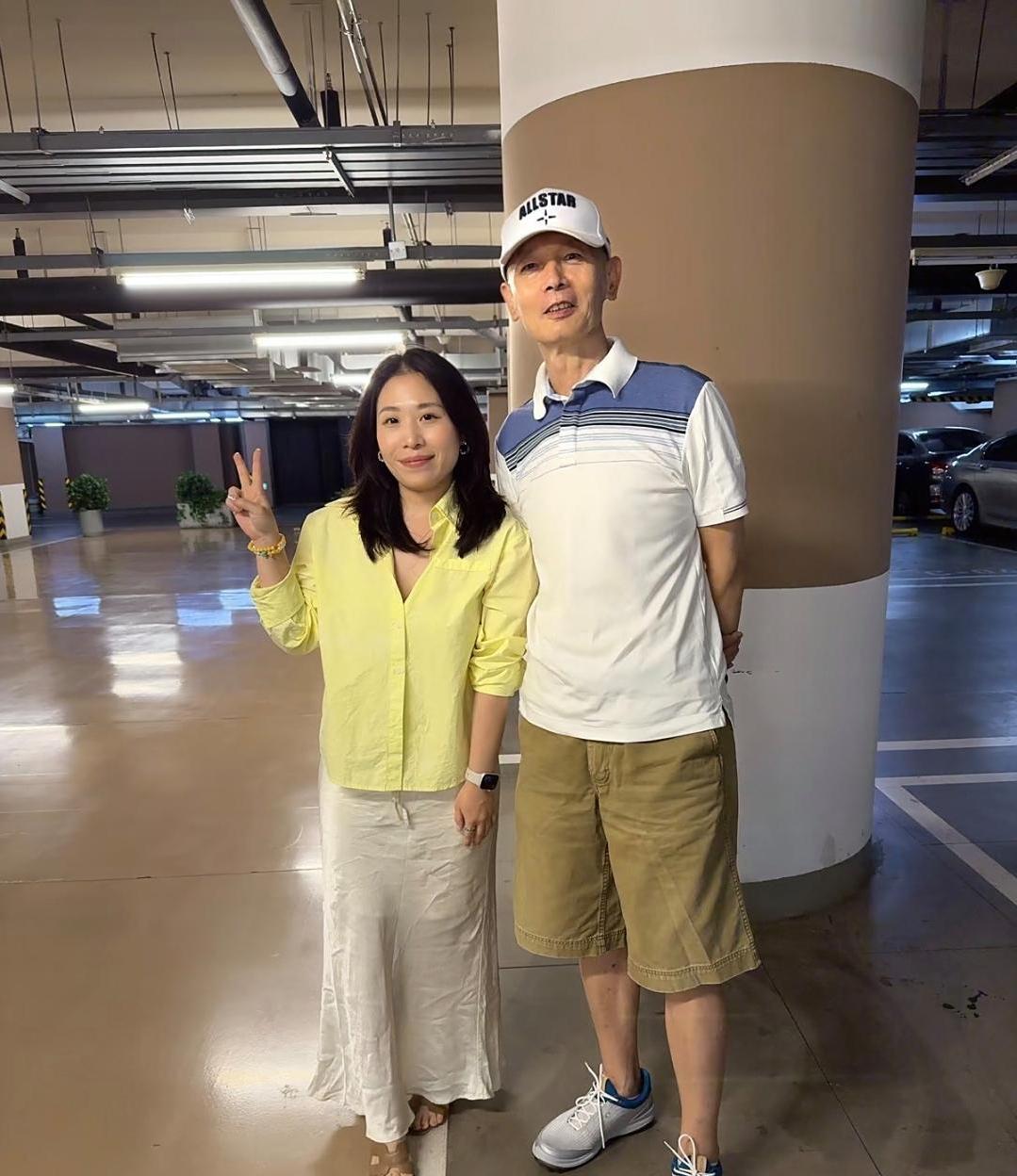 在北京地下停车场偶遇葛优，他真人有点偏瘦，穿衣打扮有型，也低调，性格非常好，完全