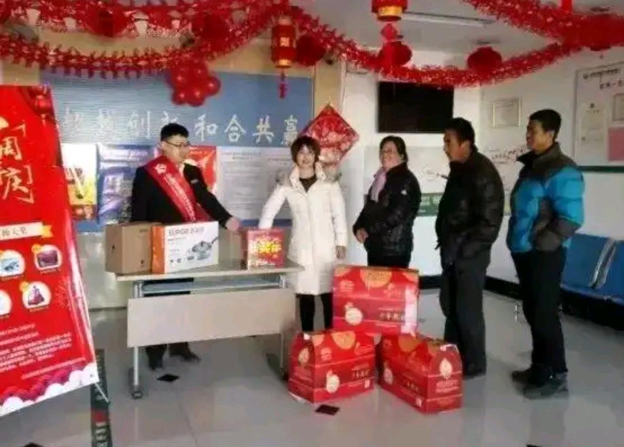 去附近的小银行办事，发现门口摆着大米、白面、花生油，进门就有人说存款利率上调了，