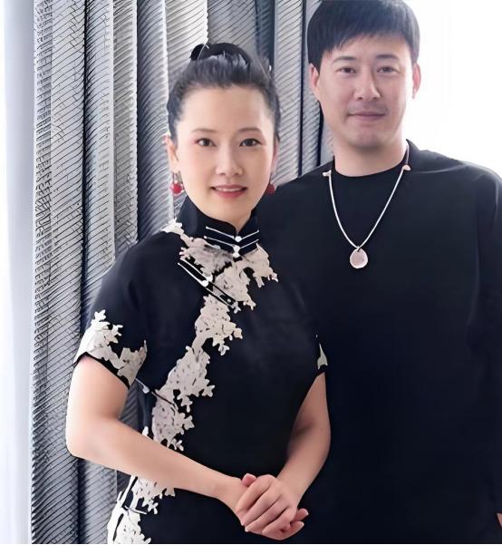 5岁那年，母亲骗她去照相馆拍照。她穿上最漂亮的衣服，雀跃地跟着走，结果被