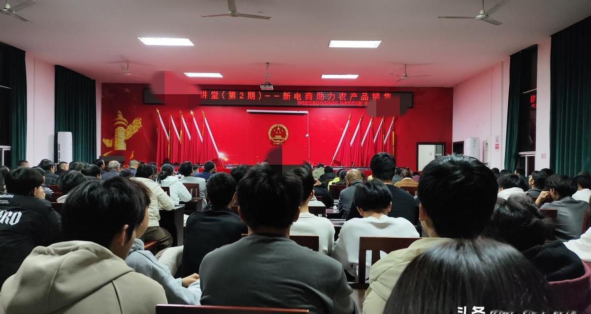 别再傻傻死磕什么“专业度”了，最新的圈内数据能把人下巴惊掉：那帮搞新电商赚了大钱