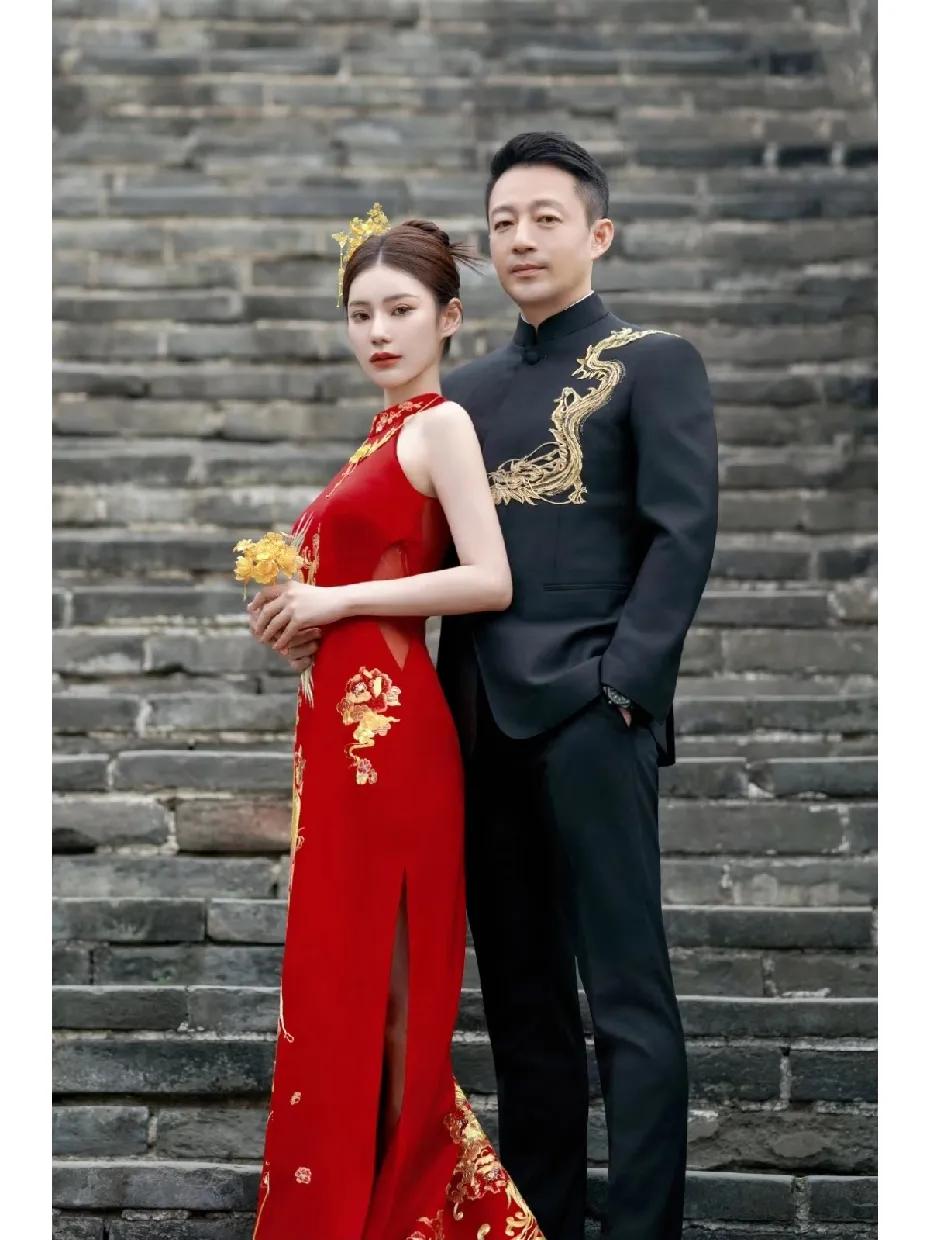 看着不怎么开心呀，小菲小梅怎么了？这难道是高冷范？看见这个婚纱照好恍惚，恍惚珊竟