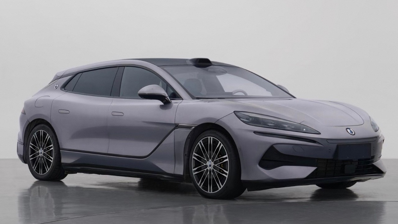 据说腾势Z9GT要更新换上大电池2.0T三电机插混，配备63.8千瓦时电池组，纯