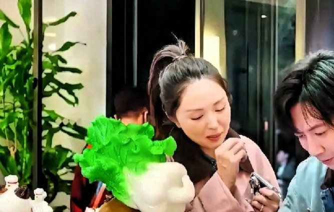张维伊真的太狠了，谁能想到呢！一说买金子，那些七大姑八大姨全冒出来了。在节目里，