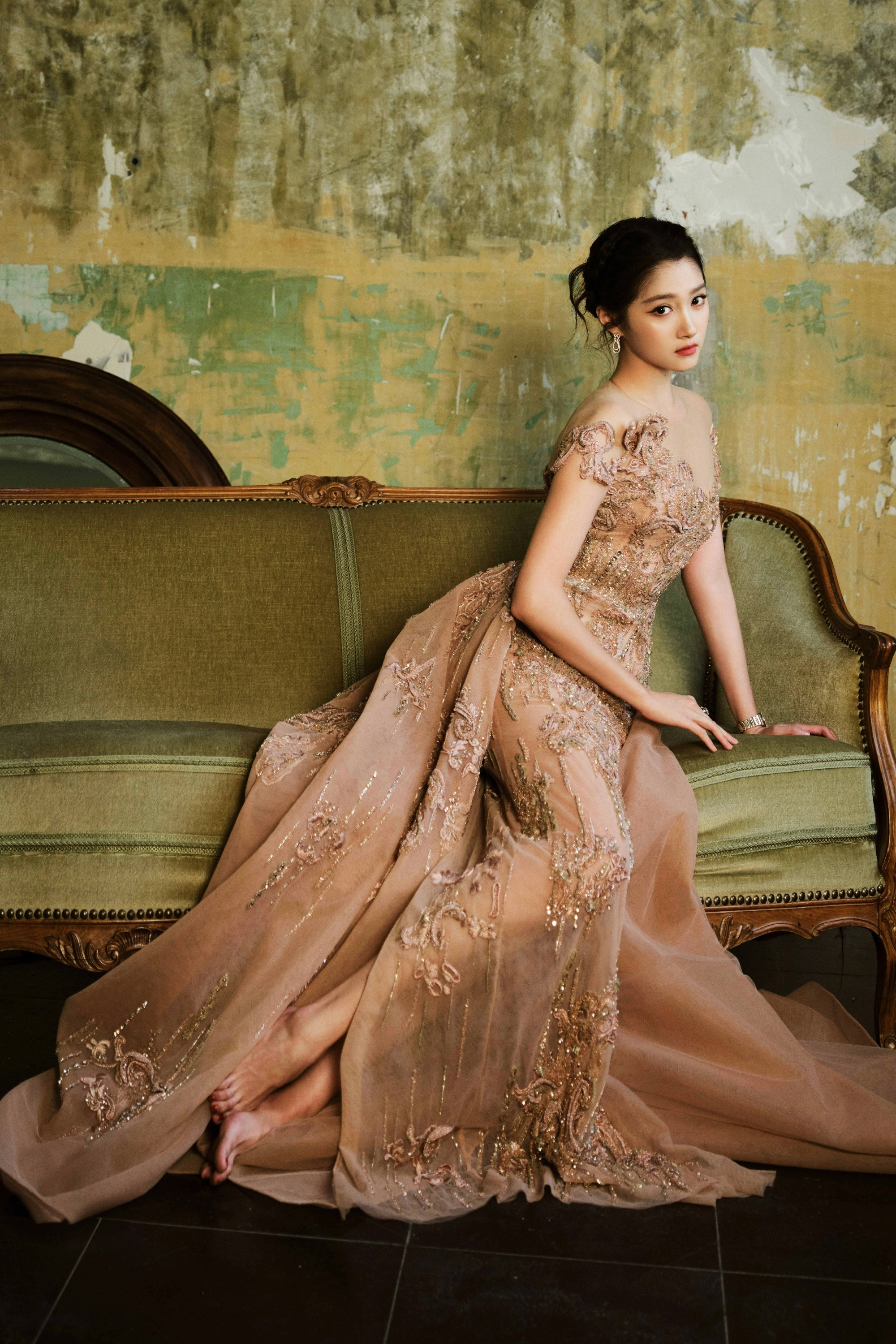 关晓彤，一袭蕾丝礼裙，大气迷人风格。关晓彤