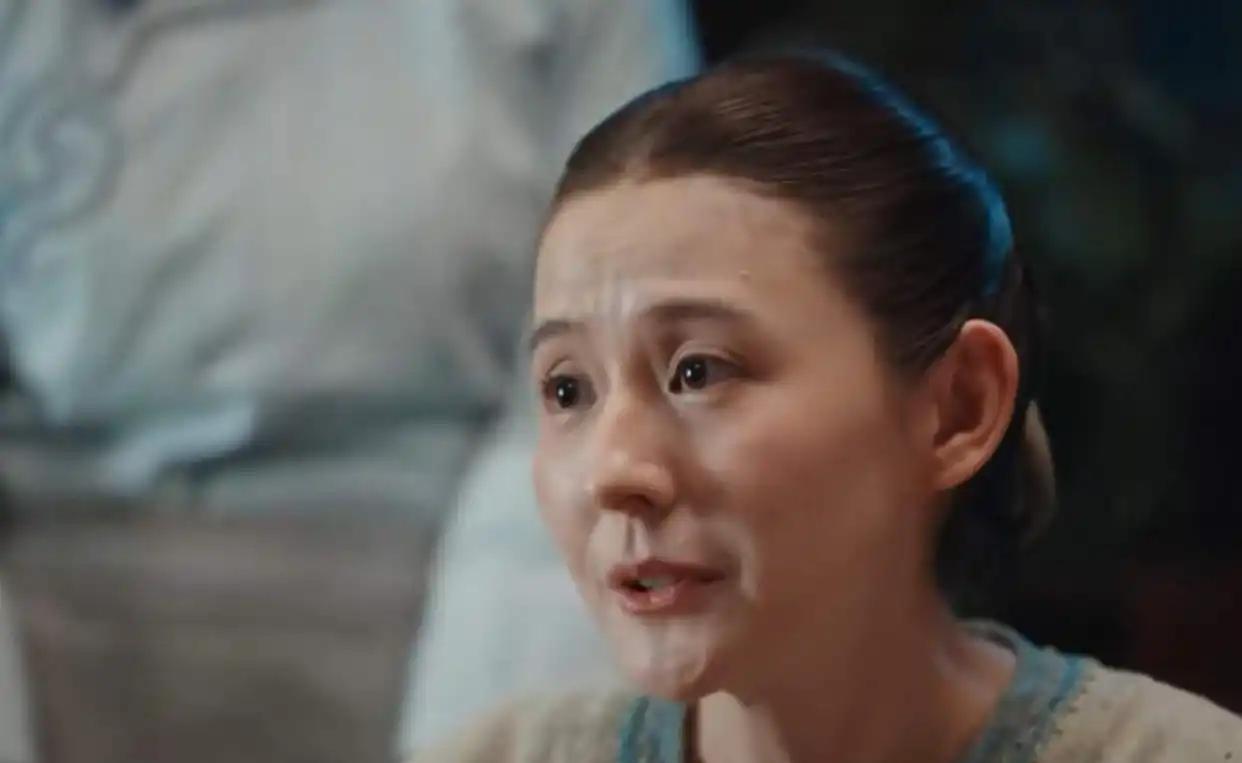 继续追剧《灼灼韶华》。在昨晚的剧情中，韶华在永新百货商店上班。她站在柜台里推
