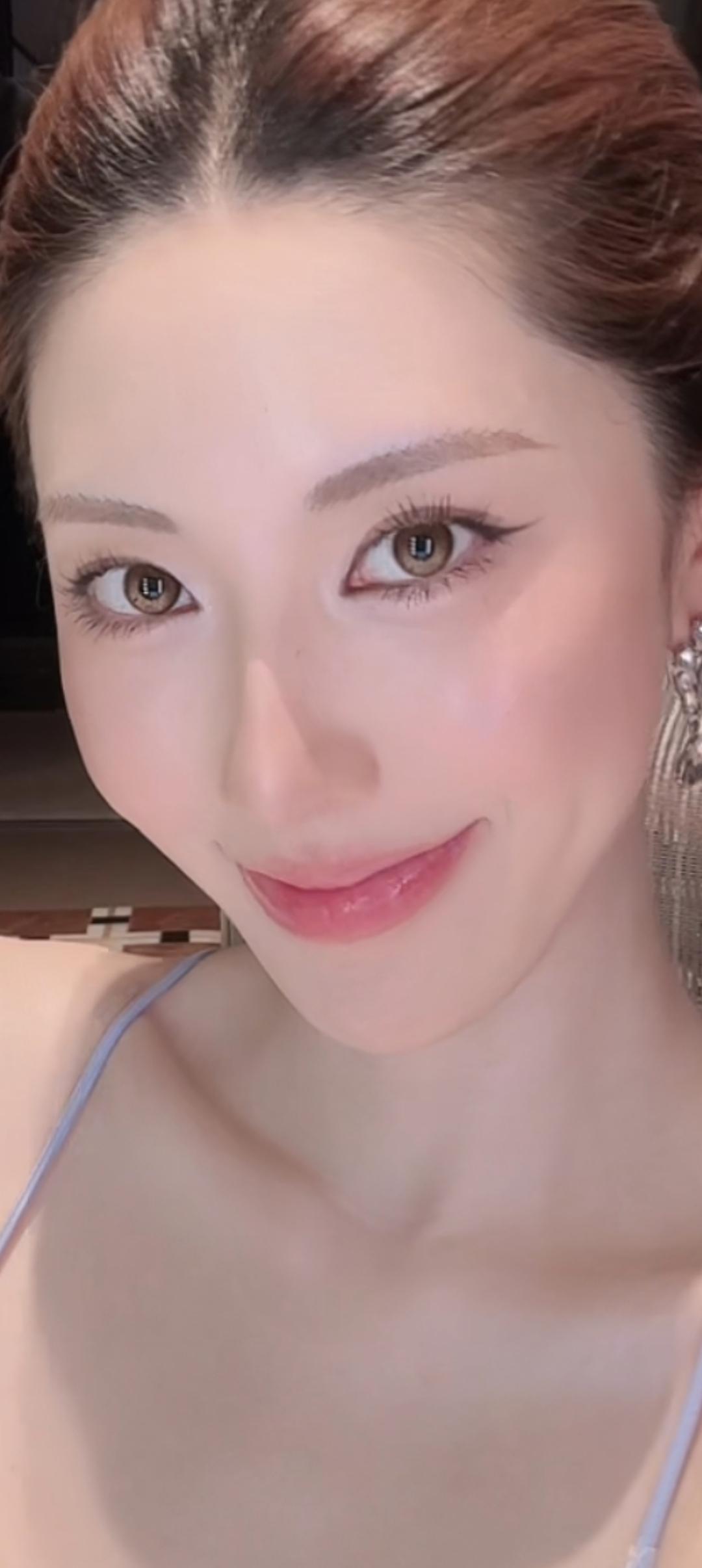 这位美女笑起来好甜呀！