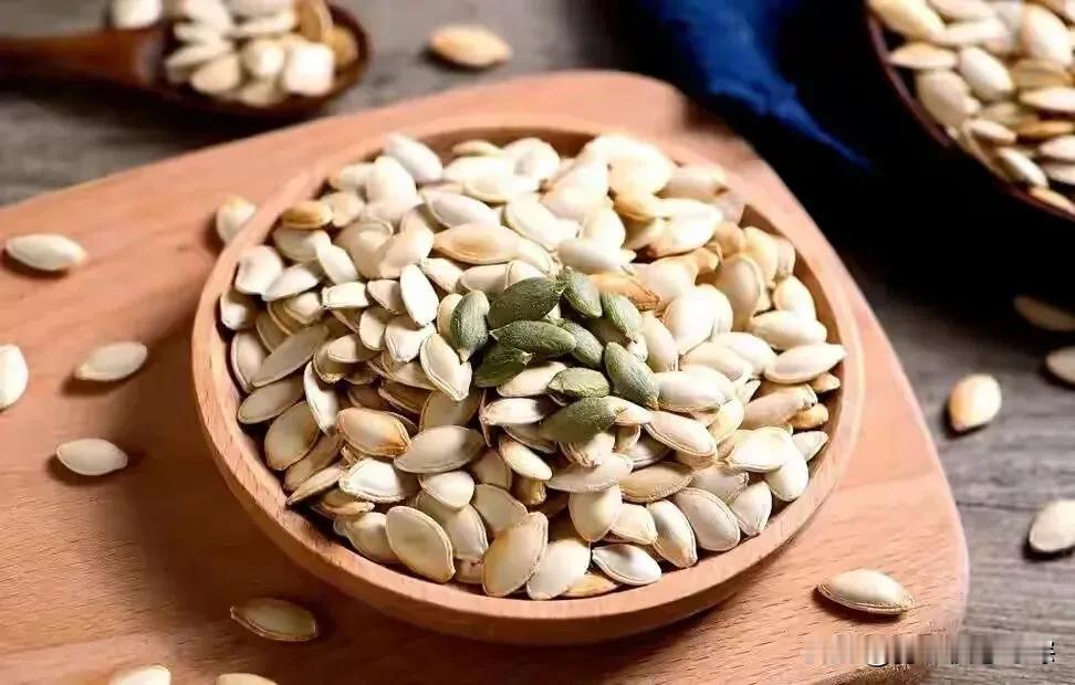南瓜子大量上市！医生忠告：高血压患者吃南瓜子，多注意这5点金秋时节，饱满香