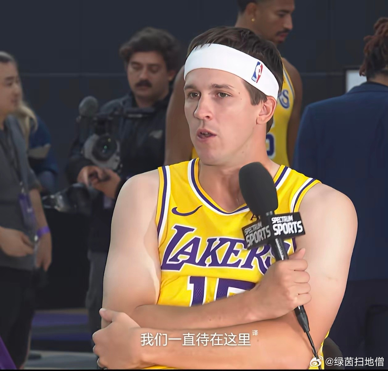 里夫斯这可真是太敢说了！老詹刚走就飘了？湖人媒体日，里夫斯放话：“我们要做去年做