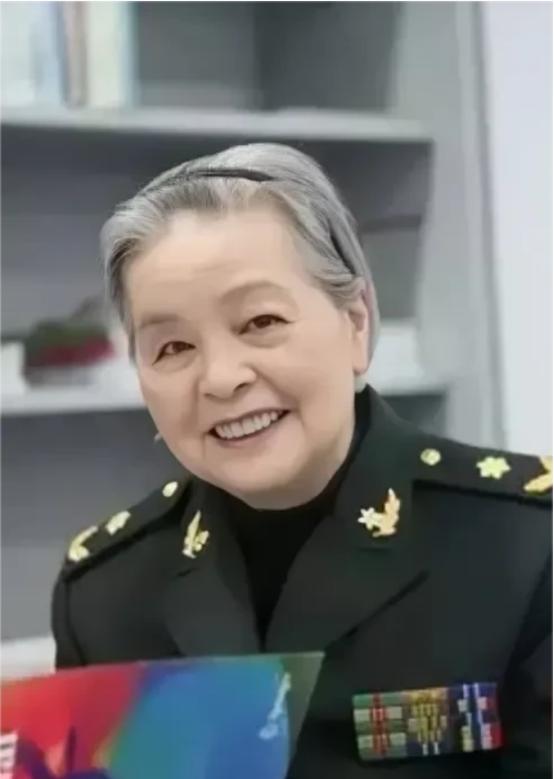 1972年，医学泰斗陈菊梅躺在床上，打完麻药，平静做出了一个近乎疯狂的决定:拔光