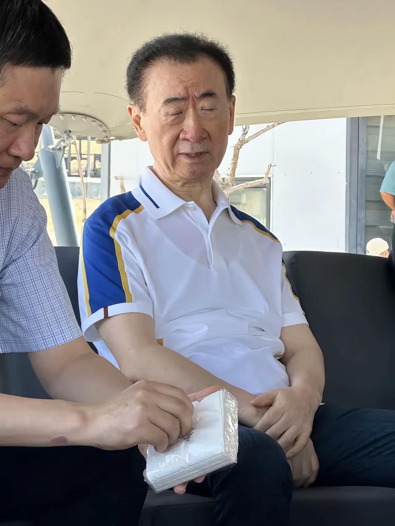 71岁高龄的王总出差新疆；网友爆出王总身形消瘦，精神大不如常；王总几年时间还