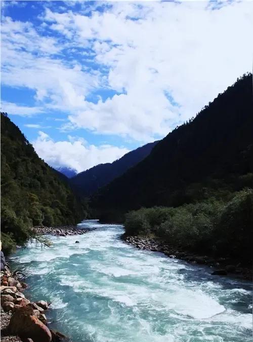 据说雅鲁藏布江要建水电站，建好以后是三峡发电的三倍，我就纳闷，想了好几天，也想不
