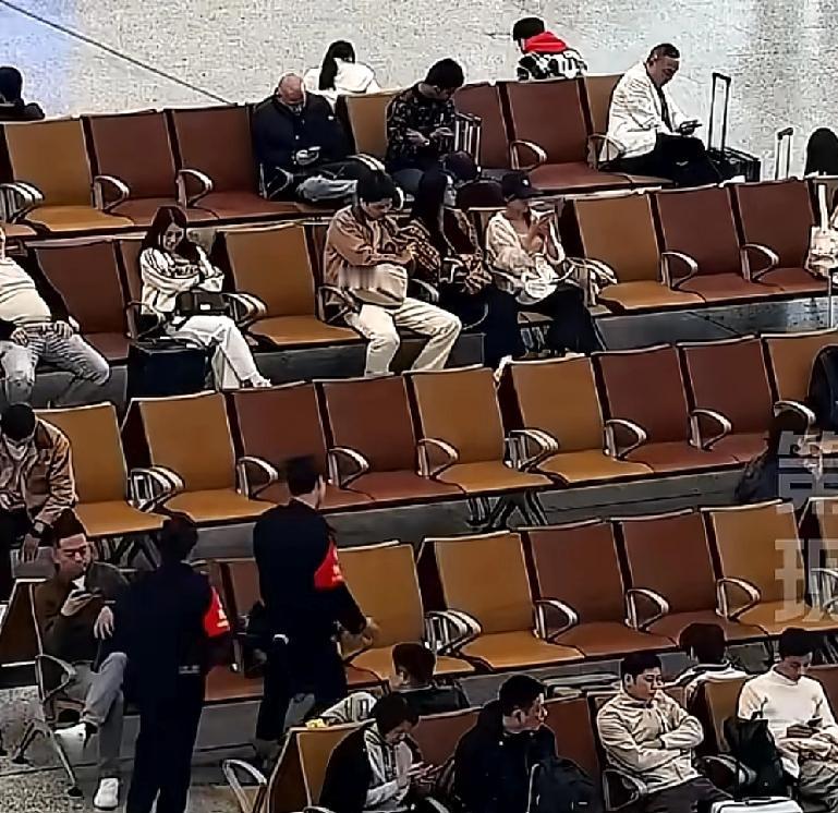 今天过一次见证了深圳速度一位香港的朋友在深圳高铁站等待上车可能出于自己的生活