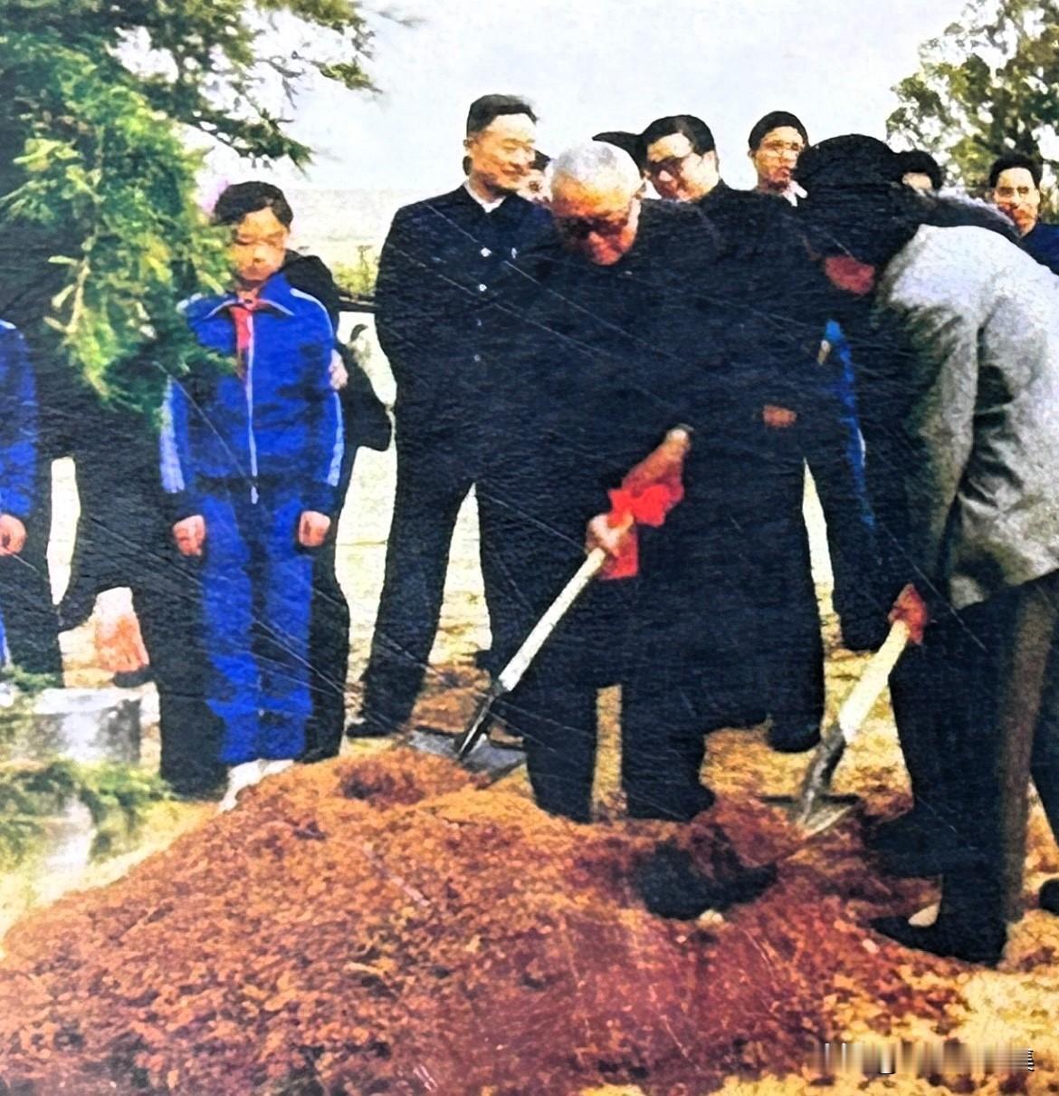 【开国功臣图片故事251】1988年4月20日，是李先念同志第五次也是最后一次