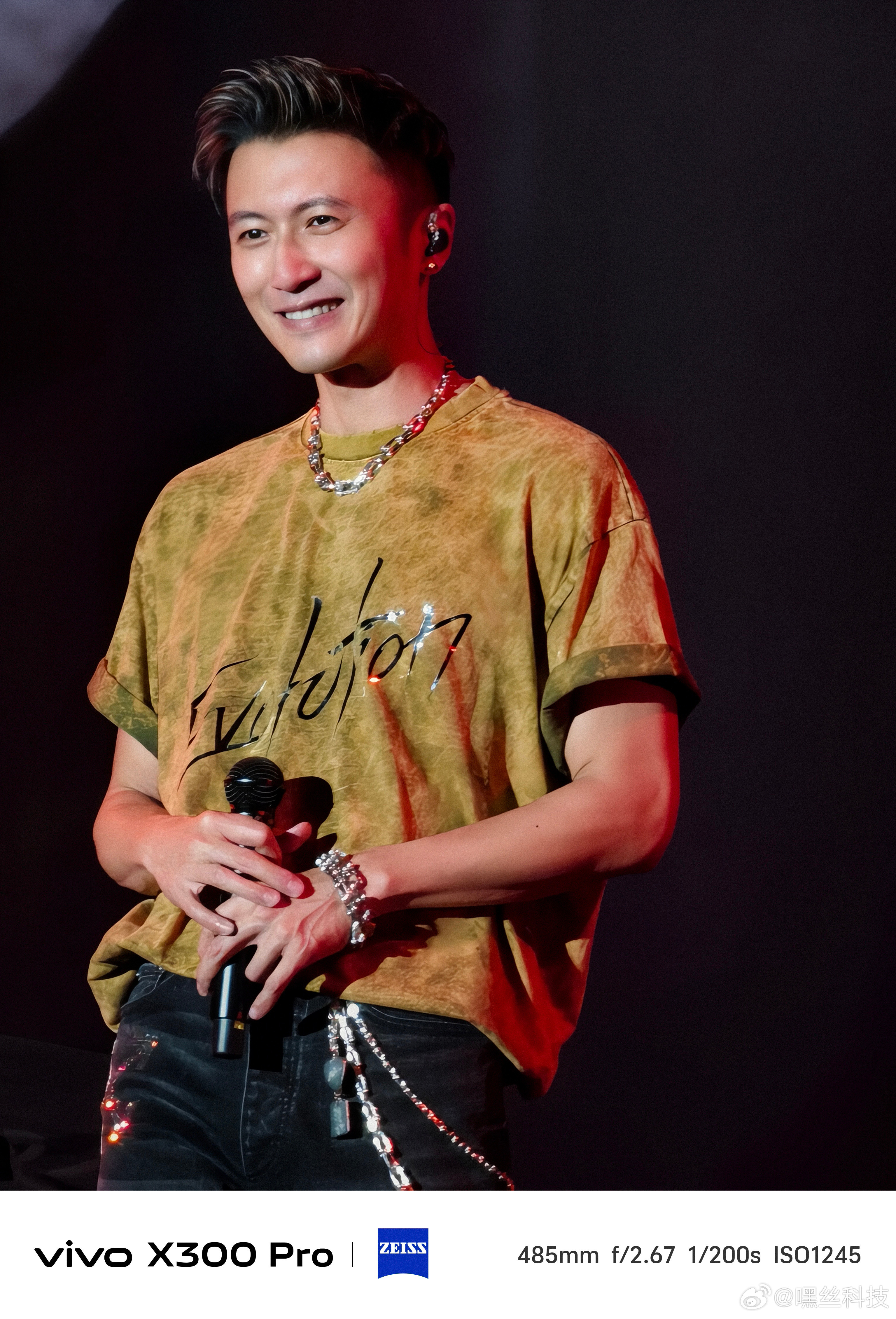 谢霆锋这两天刚好在广州开演唱会，现场氛围简直燃爆🙌即使坐的位置有点远