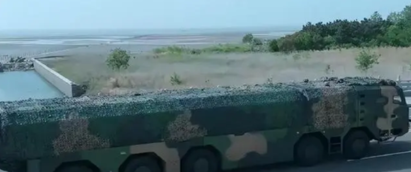 中国突然亮出“决战大杀器”！美国岛链基地，全在射程内说起东风-100，这导弹