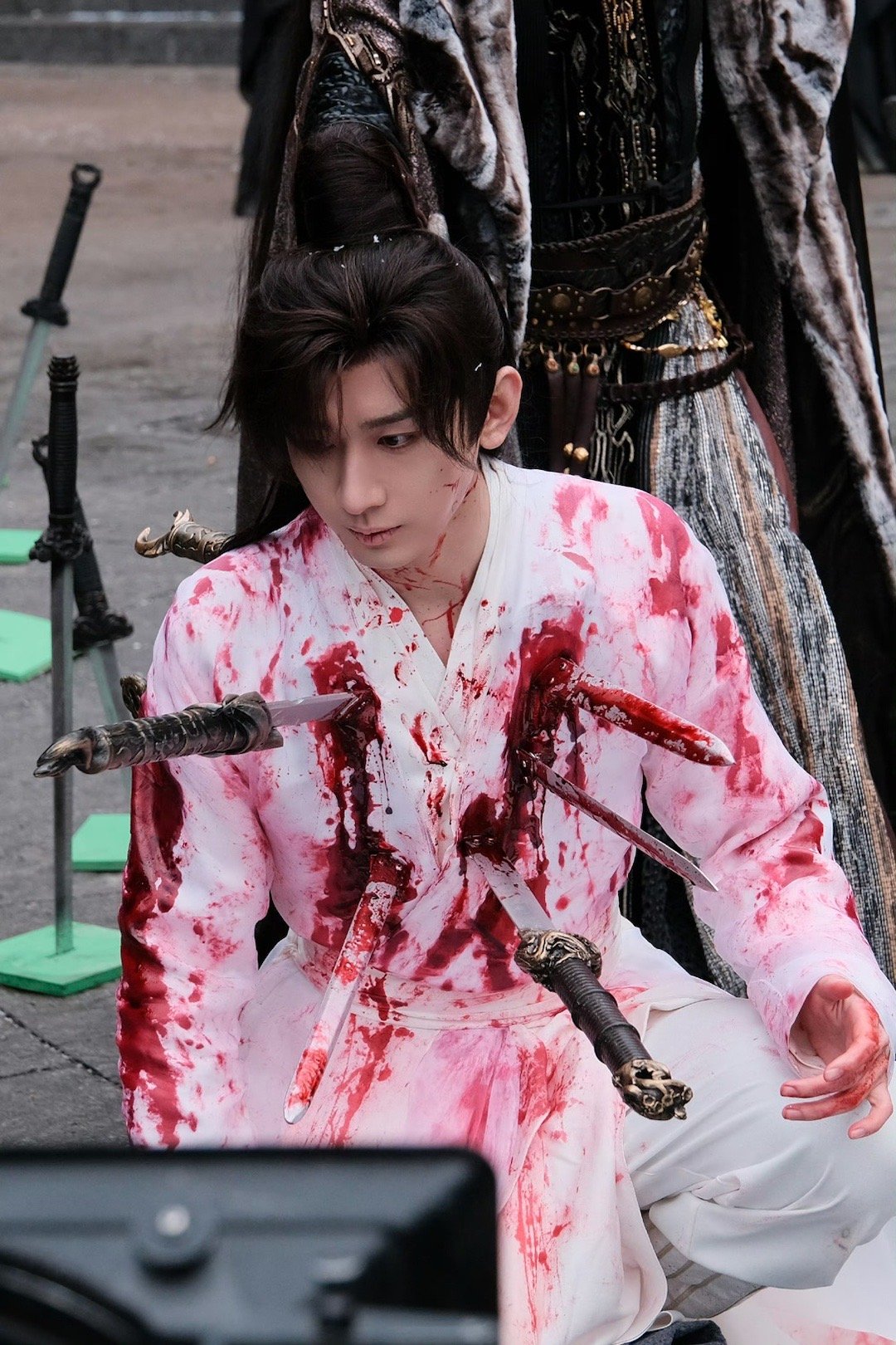 王权富贵被万剑穿心万剑穿心终不悔，此心已寻己之道。成毅这段表演太戳心！雪夜白衣染