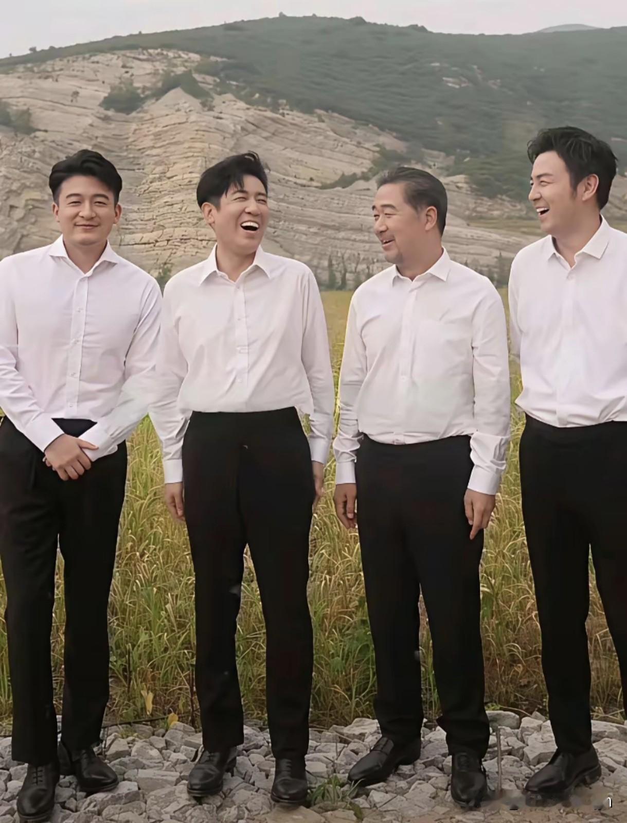 这张照片里，于和伟、张国立、雷佳音和一位不认识的男演员站在一起，他们都穿着白衬衫