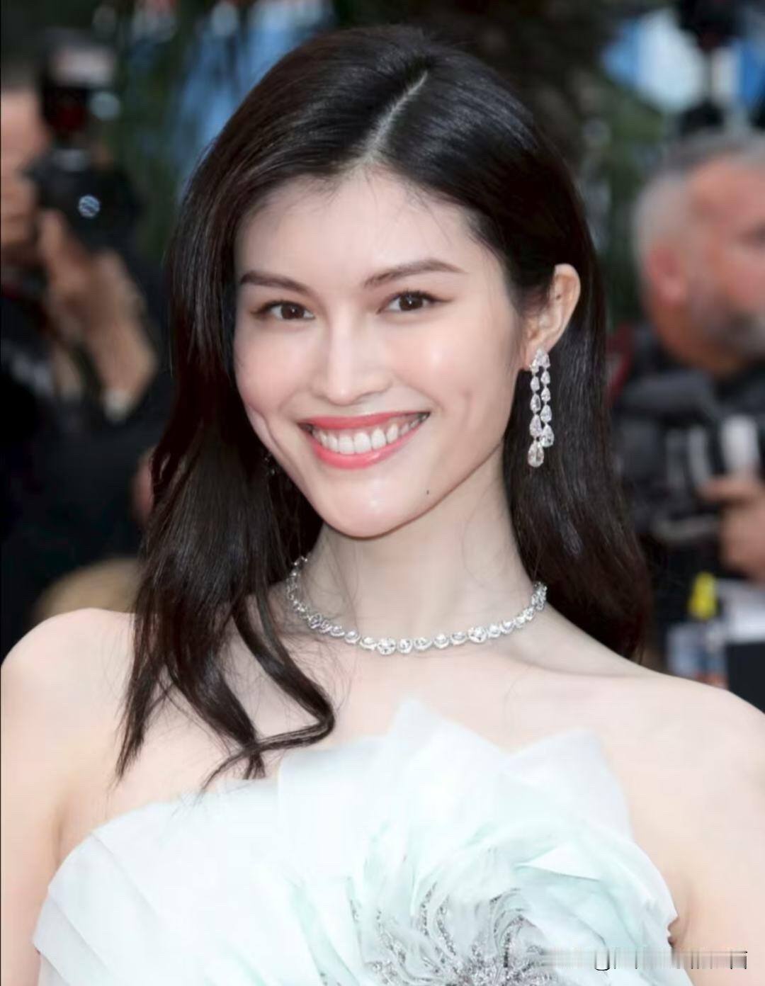 何穗跟奚梦瑶的长相，你觉得谁漂亮，谁有气质呢？奚梦瑶37岁，身高178，她脸好小