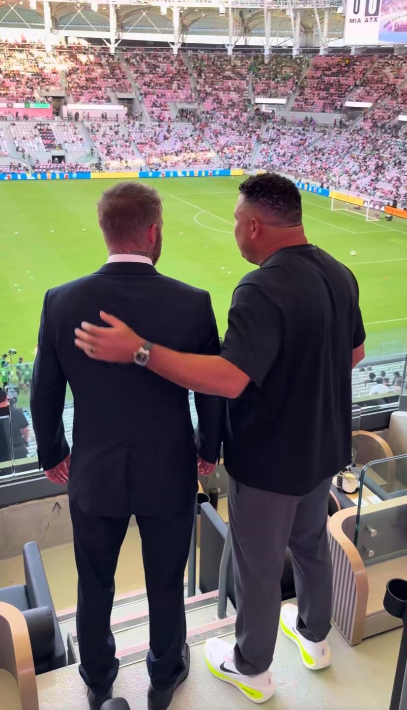 这两个人有点像篮球界乔丹和斯托克顿？？有球迷无意中拍到他们，相信很多老球迷一眼