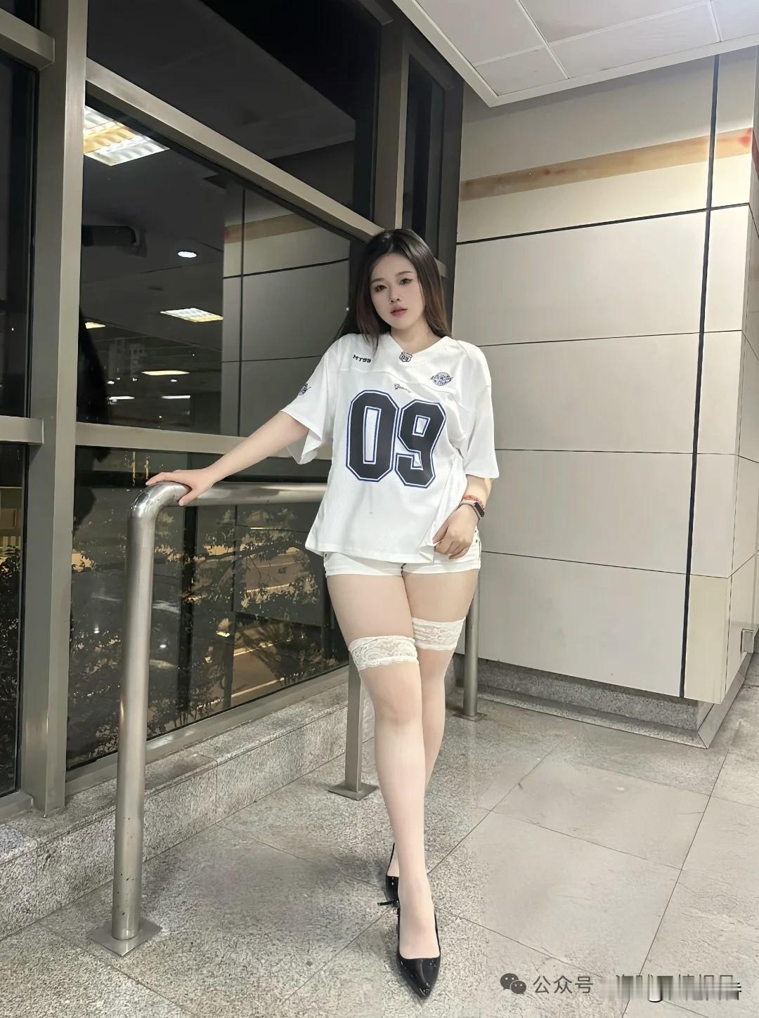 运动风少女穿搭，清新又时尚！