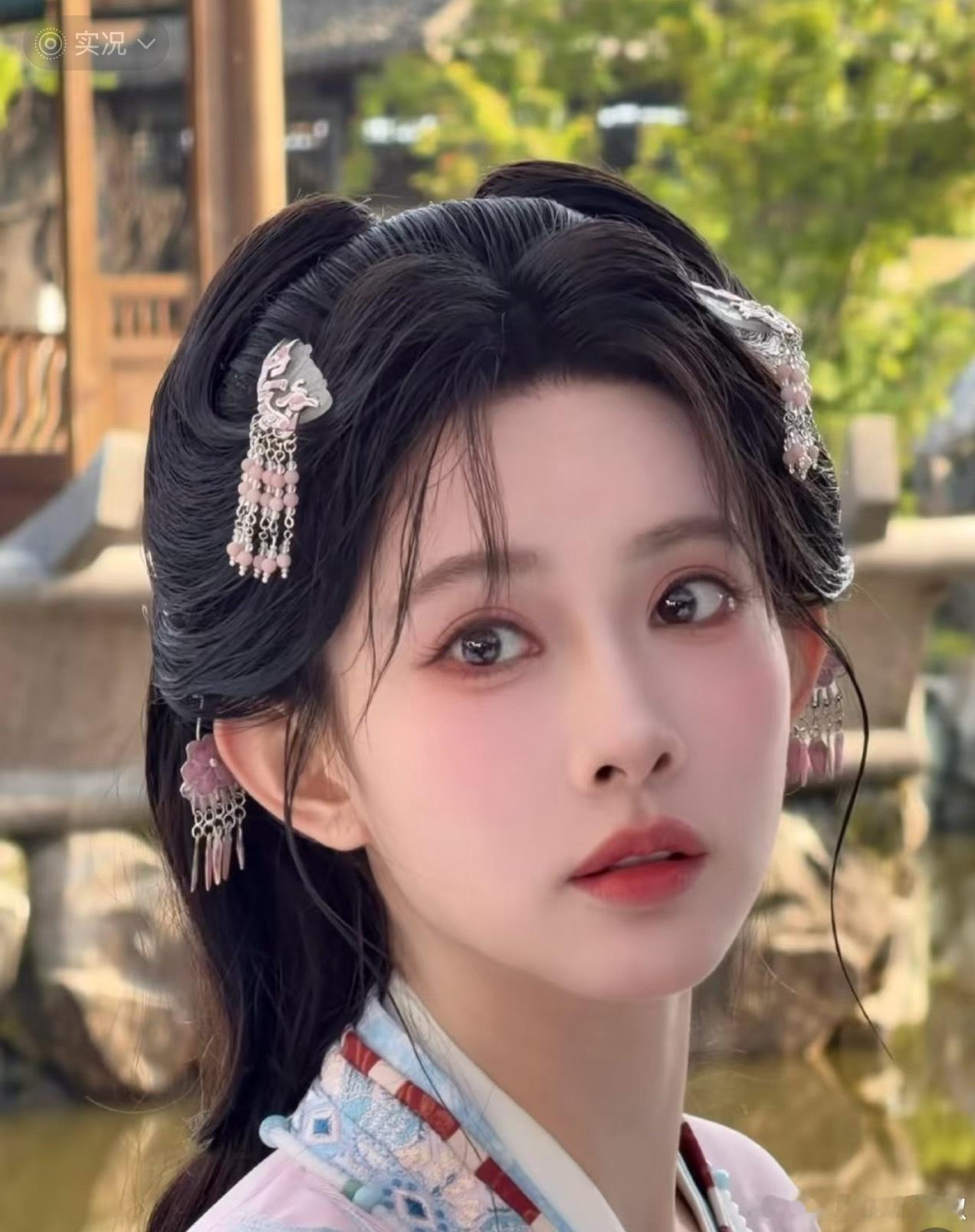 孟子义这次妆容画的蛮幼态的，看着确实比较年轻